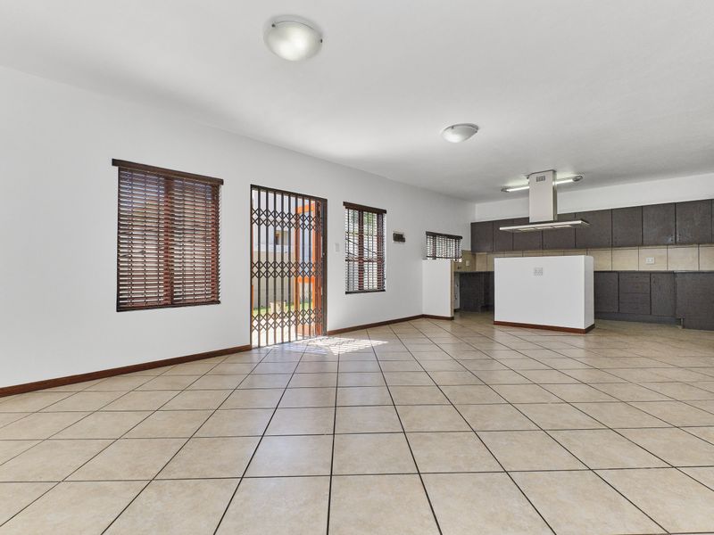 Charming 3-bedroom house for sale in Barbeque Downs, Midrand—your dream home awaits! Act fast! - Photo 2