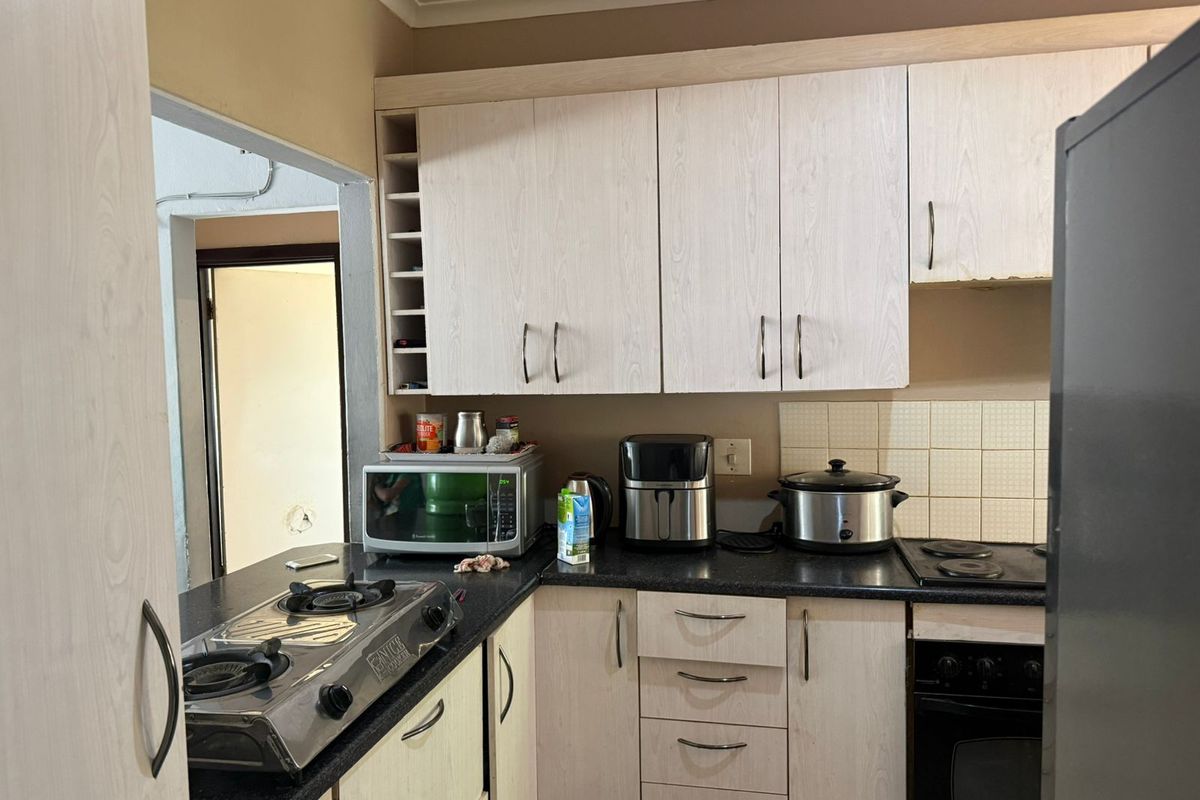 2 Bed Apartment in Florida, Roodepoort - Calling all First Time Buyers & INVESTORS!! - Photo 2