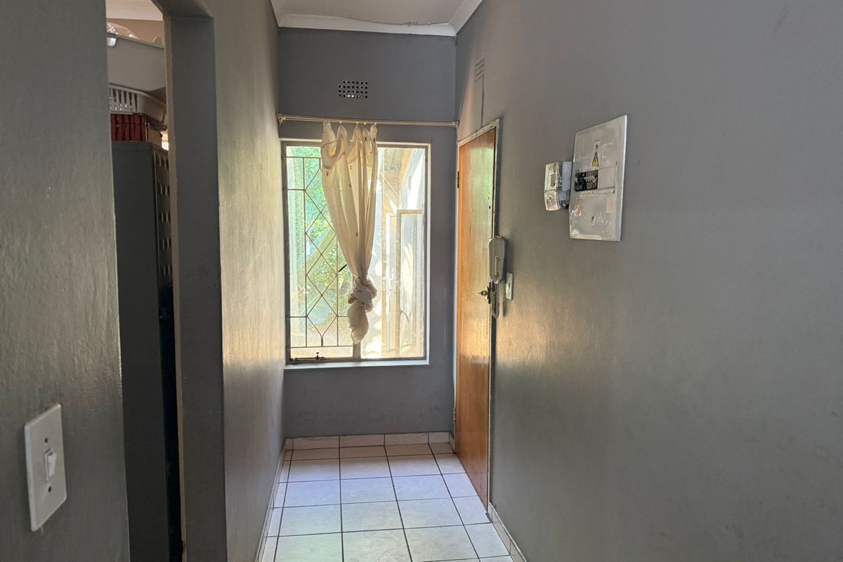 2 Bed Apartment in Florida, Roodepoort - Calling all First Time Buyers & INVESTORS!! - Photo 4
