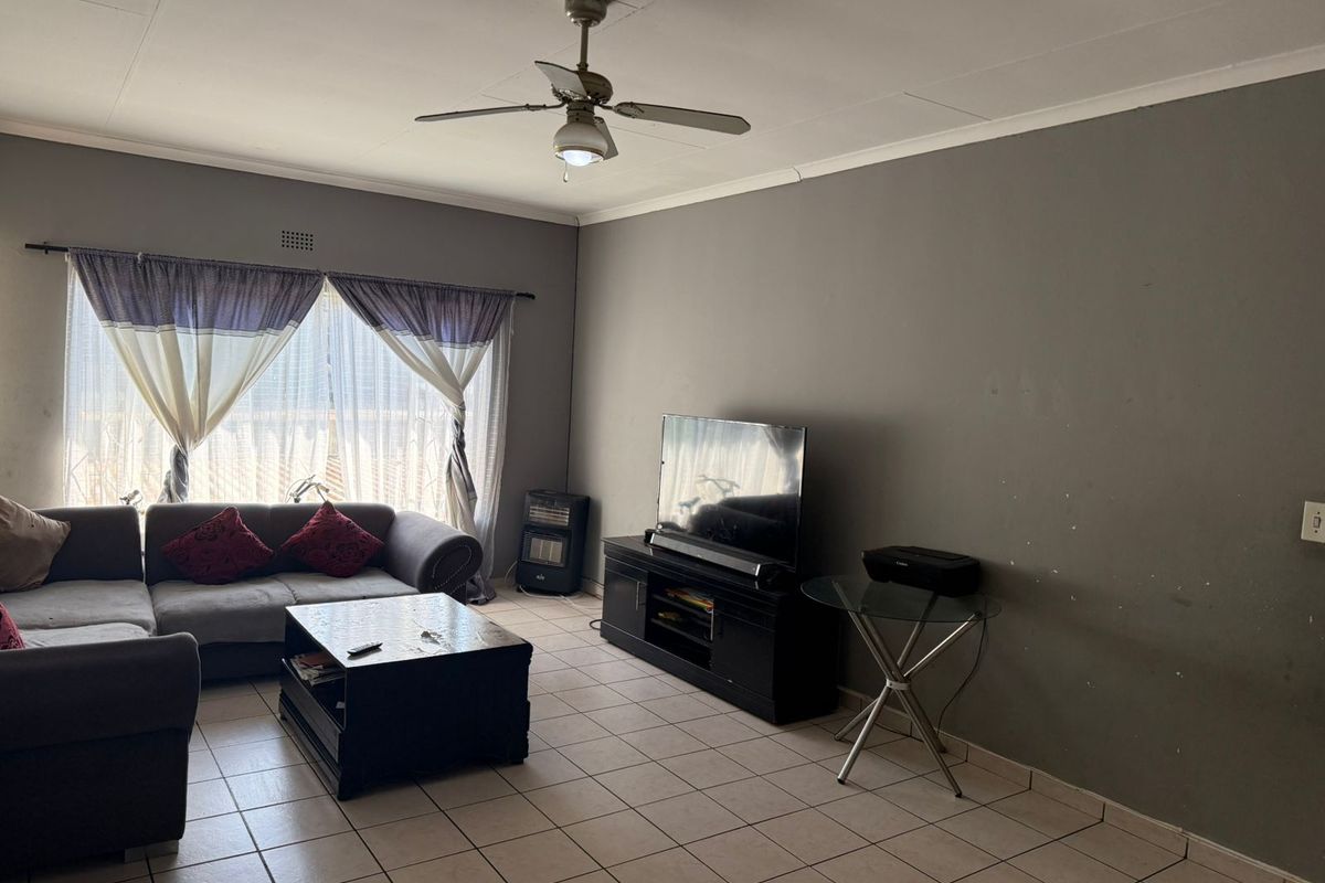 2 Bed Apartment in Florida, Roodepoort - Calling all First Time Buyers & INVESTORS!! - Photo 3