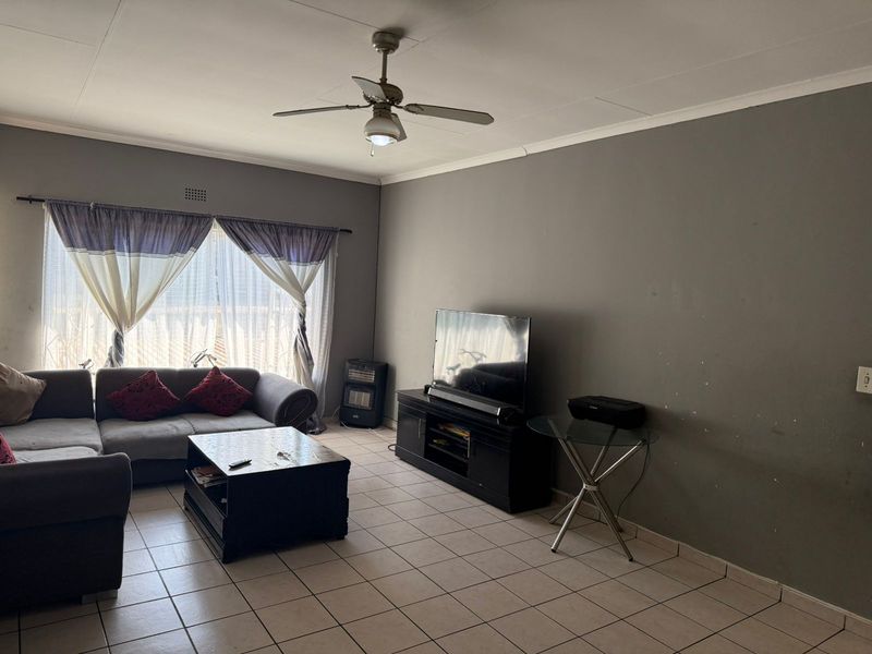 2 Bed Apartment in Florida, Roodepoort - Calling all First Time Buyers & INVESTORS!! - Photo 3