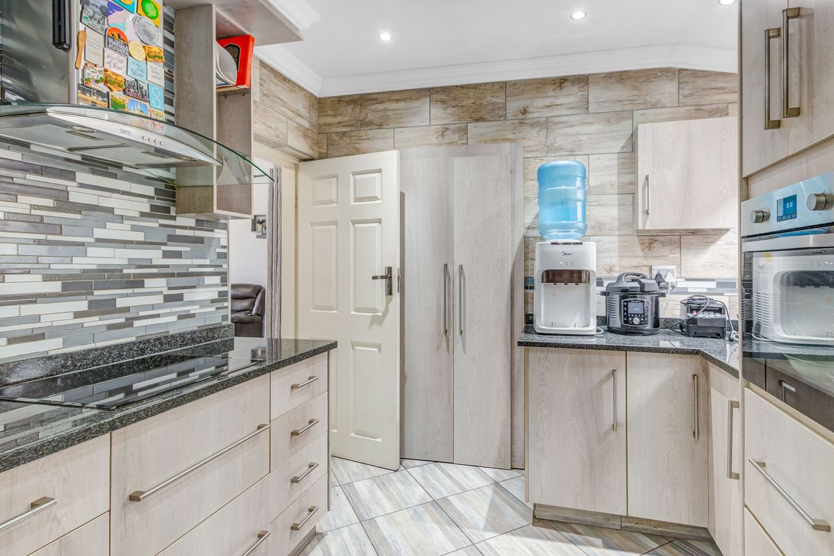 Well Maintained 3 Bedroom Simplex Townhouse For Sale In A Sought After Complex- Kelvin - Photo 5