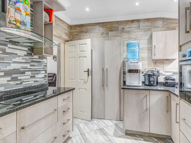 Well Maintained 3 Bedroom Simplex Townhouse For Sale In A Sought After Complex- Kelvin - Photo 5