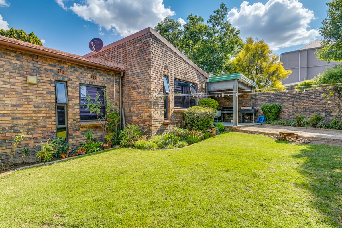 Well Maintained 3 Bedroom Simplex Townhouse For Sale In A Sought After Complex- Kelvin - Photo 2