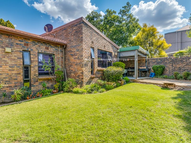 Well Maintained 3 Bedroom Simplex Townhouse For Sale In A Sought After Complex- Kelvin - Photo 2