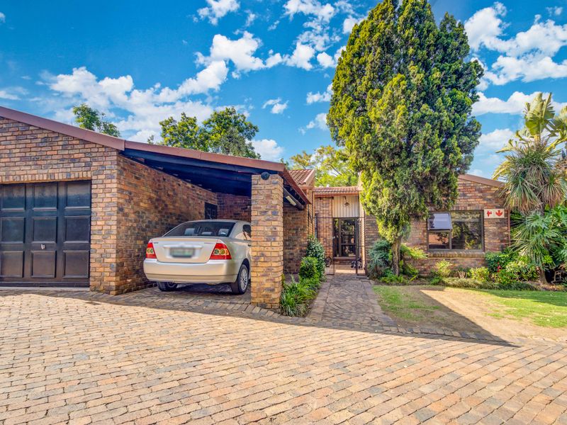 Well Maintained 3 Bedroom Simplex Townhouse For Sale In A Sought After Complex- Kelvin - Photo 3