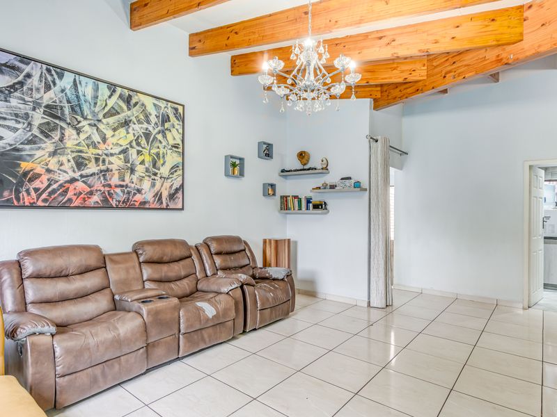 Well Maintained 3 Bedroom Simplex Townhouse For Sale In A Sought After Complex- Kelvin - Photo 9