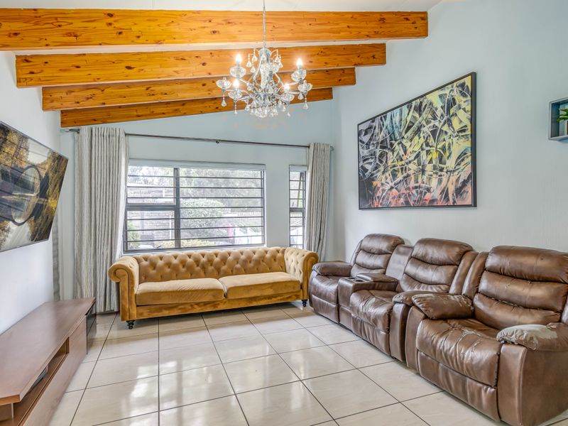 Well Maintained 3 Bedroom Simplex Townhouse For Sale In A Sought After Complex- Kelvin - Photo 8