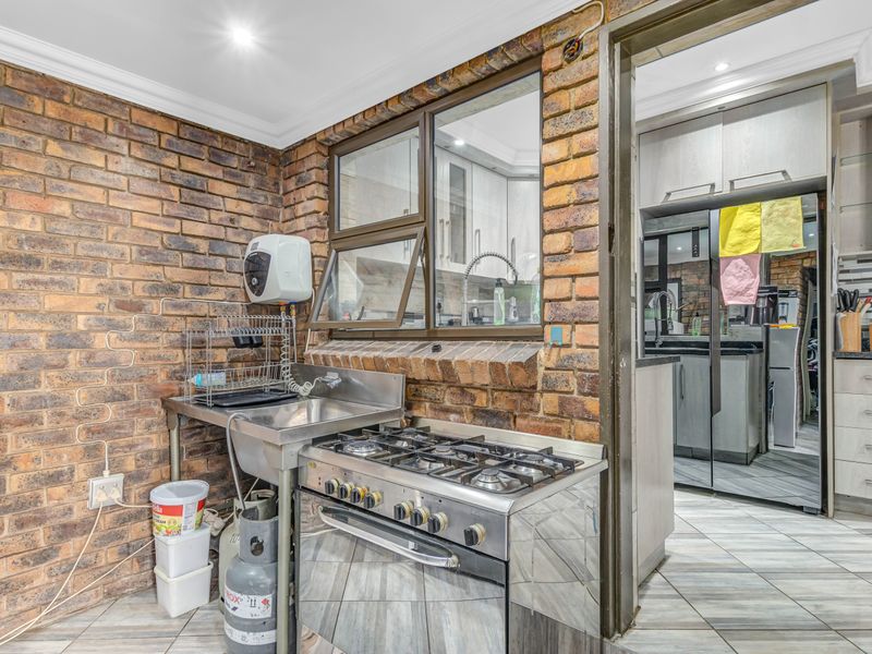 Well Maintained 3 Bedroom Simplex Townhouse For Sale In A Sought After Complex- Kelvin - Photo 7