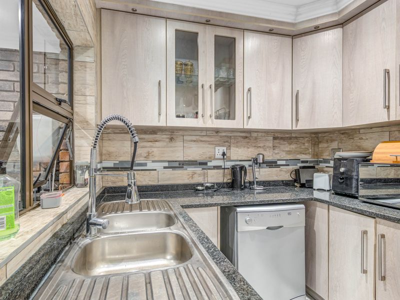 Well Maintained 3 Bedroom Simplex Townhouse For Sale In A Sought After Complex- Kelvin - Photo 6