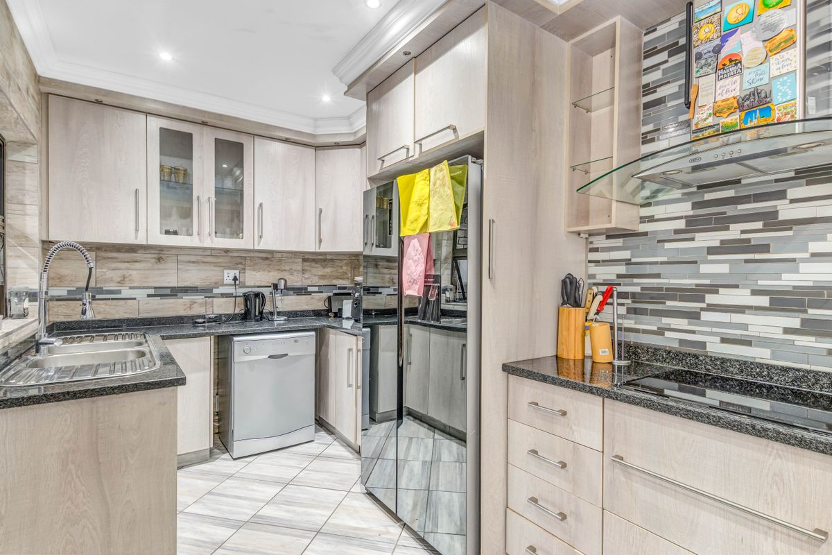 Well Maintained 3 Bedroom Simplex Townhouse For Sale In A Sought After Complex- Kelvin - Photo 4