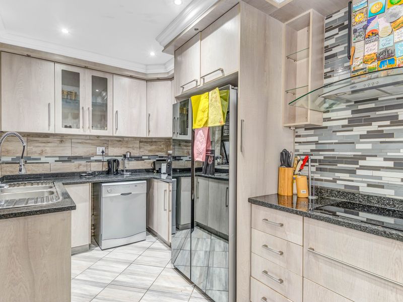 Well Maintained 3 Bedroom Simplex Townhouse For Sale In A Sought After Complex- Kelvin - Photo 4