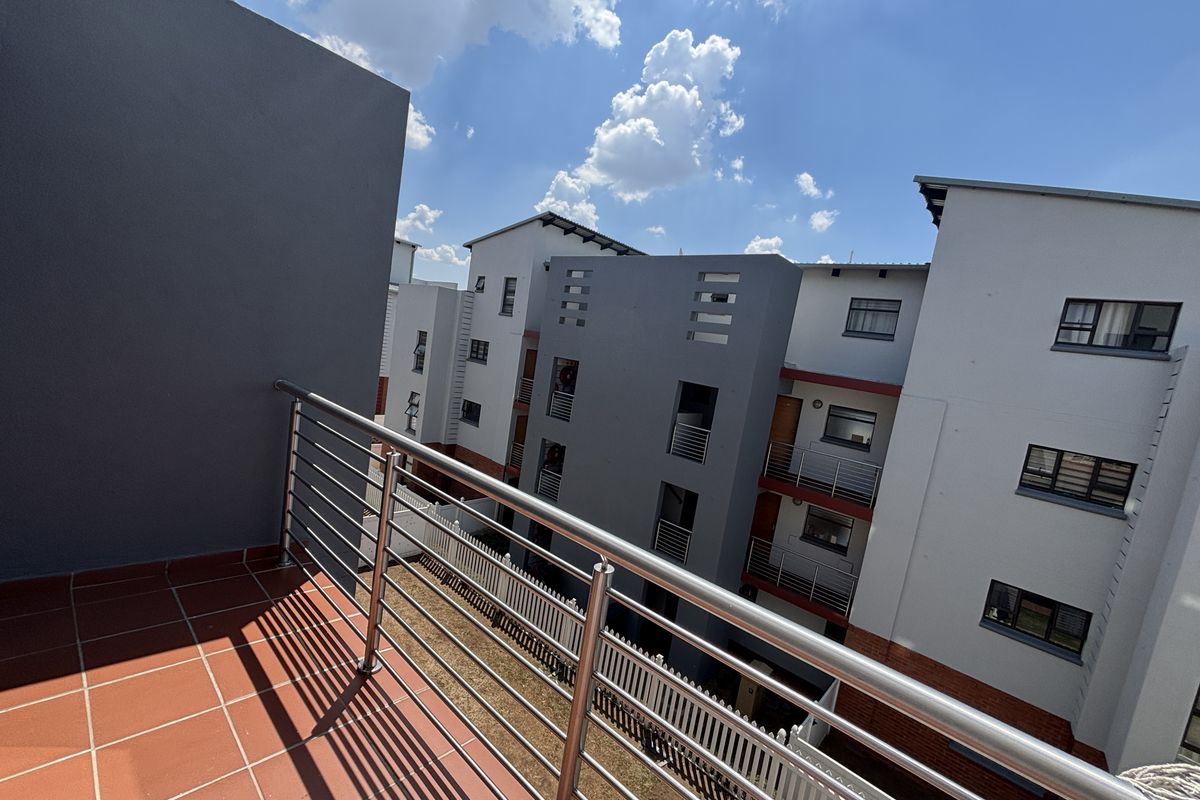 Large 95m2  2-bedroom apartment for sale in Barbeque Downs, Midrand - Photo 5