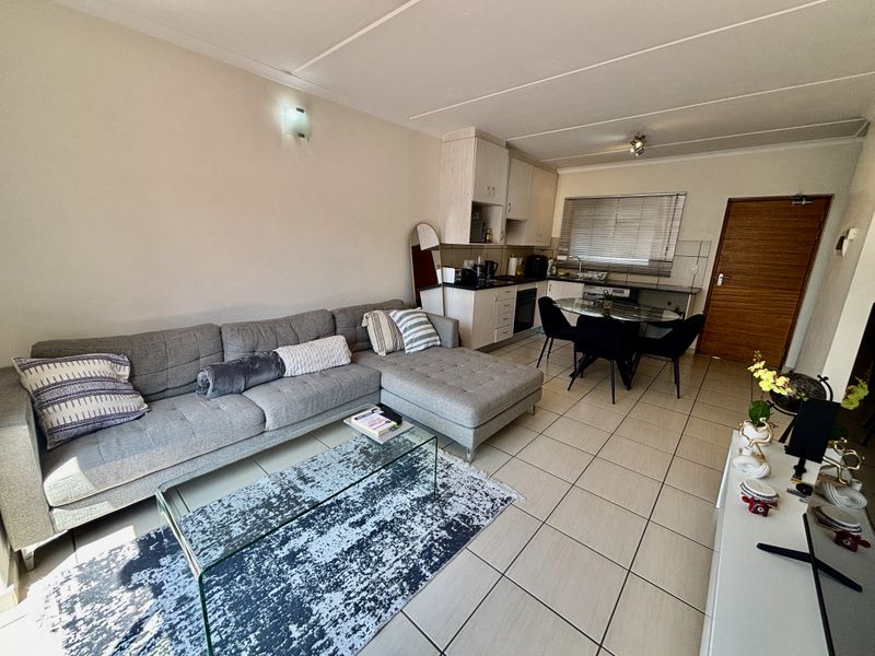 Large 95m2  2-bedroom apartment for sale in Barbeque Downs, Midrand - Photo 2