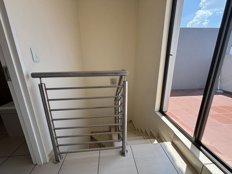 Large 95m2  2-bedroom apartment for sale in Barbeque Downs, Midrand - Photo 8