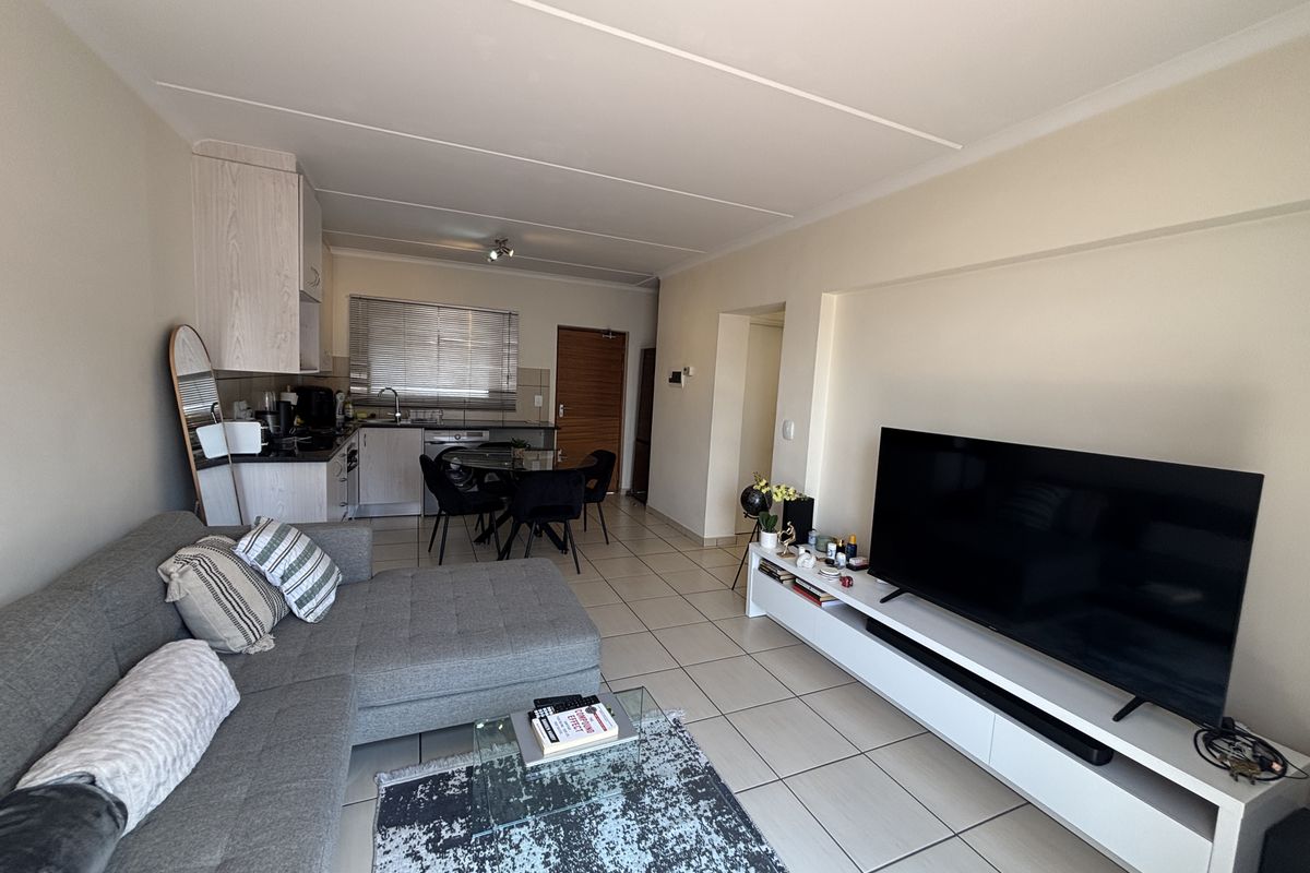 Large 95m2  2-bedroom apartment for sale in Barbeque Downs, Midrand - Photo 4