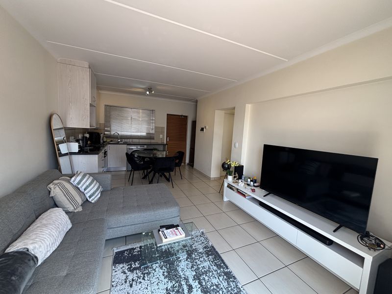 Large 95m2  2-bedroom apartment for sale in Barbeque Downs, Midrand - Photo 4