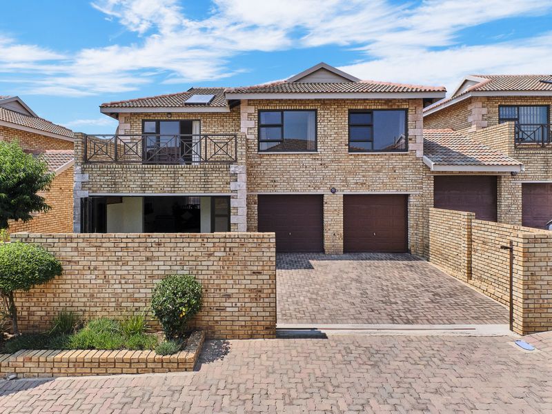 Stylish, Sunlit, and Move‐In Ready: 4-Bedroom Townhouse with Solar - Photo 3