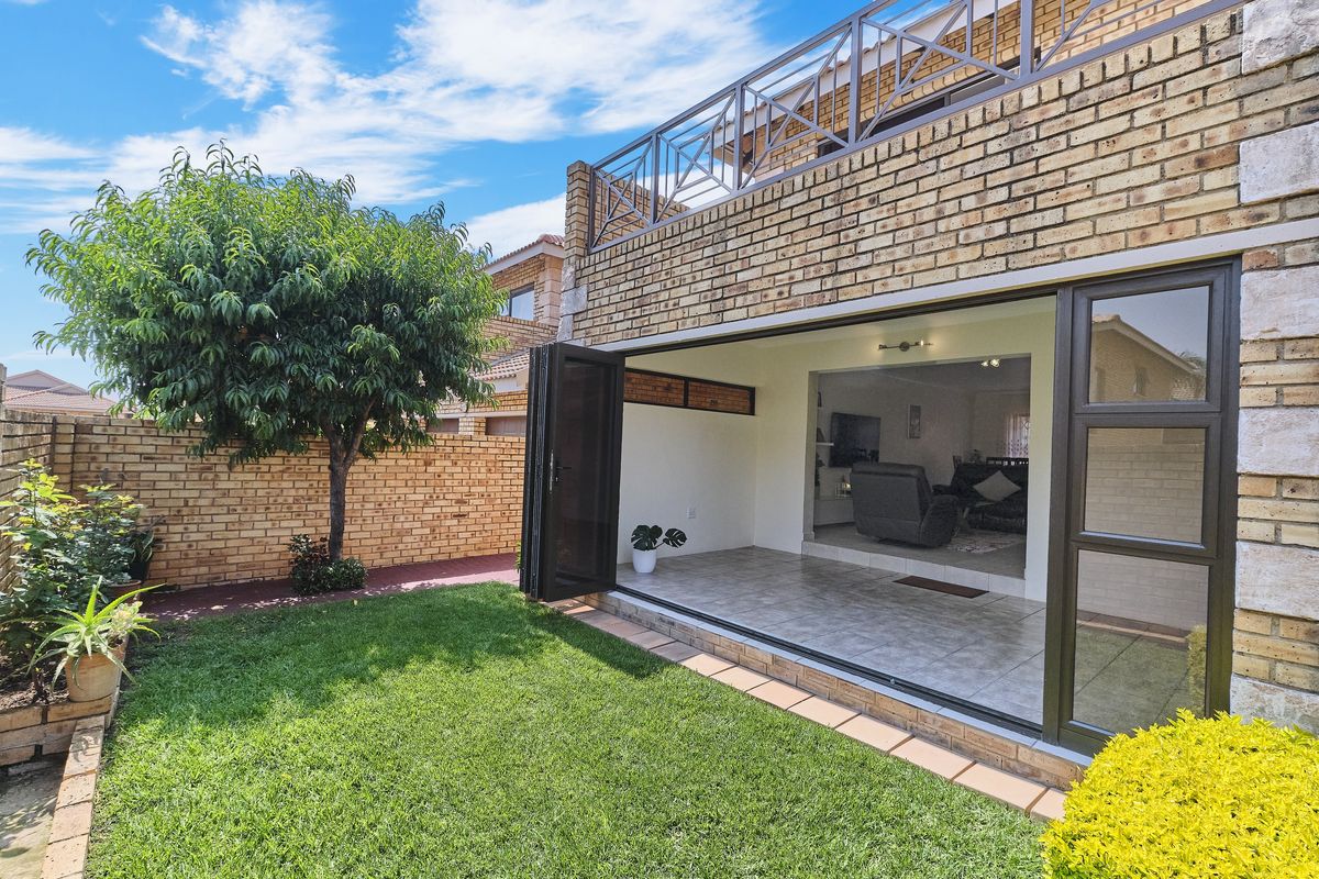 Stylish, Sunlit, and Move‐In Ready: 4-Bedroom Townhouse with Solar - Photo 2