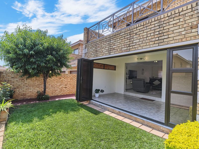 Stylish, Sunlit, and Move‐In Ready: 4-Bedroom Townhouse with Solar - Photo 2