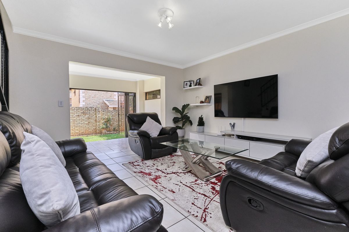 Stylish, Sunlit, and Move‐In Ready: 4-Bedroom Townhouse with Solar - Photo 5