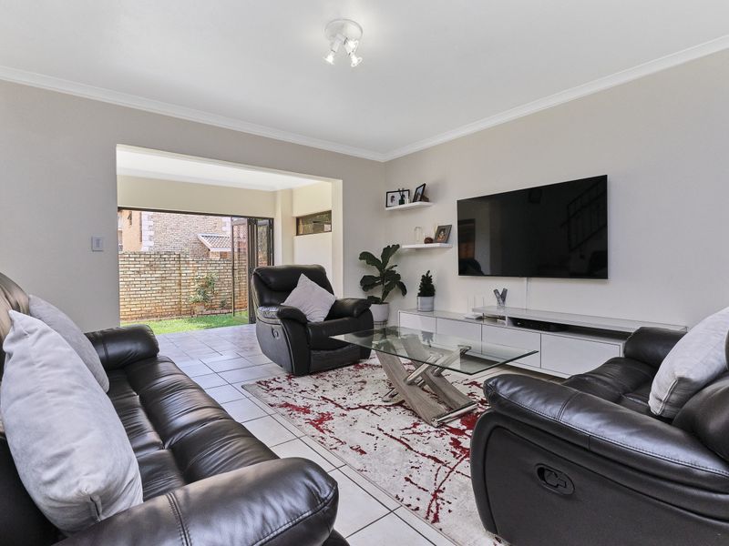 Stylish, Sunlit, and Move‐In Ready: 4-Bedroom Townhouse with Solar - Photo 5