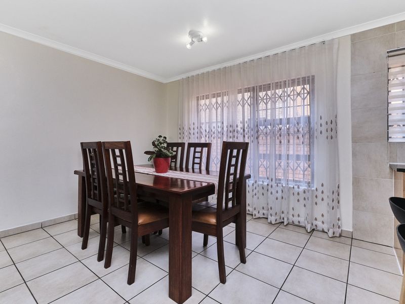 Stylish, Sunlit, and Move‐In Ready: 4-Bedroom Townhouse with Solar - Photo 7