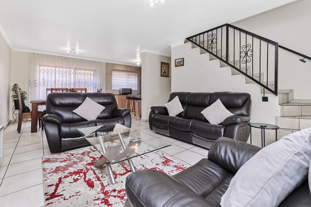 Stylish, Sunlit, and Move‐In Ready: 4-Bedroom Townhouse with Solar - Photo 4