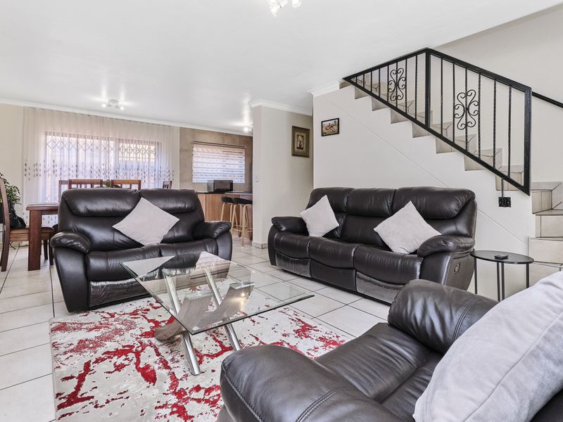 Stylish, Sunlit, and Move‐In Ready: 4-Bedroom Townhouse with Solar - Photo 4