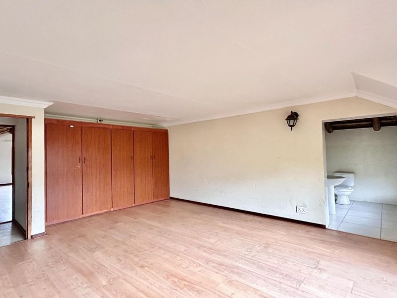 Sprawling Family Sanctuary with Pool in Prestigious Thatchaven Way - Photo 3