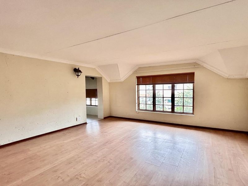 Sprawling Family Sanctuary with Pool in Prestigious Thatchaven Way - Photo 4