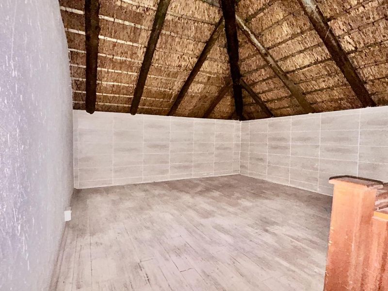 Sprawling Family Sanctuary with Pool in Prestigious Thatchaven Way - Photo 5