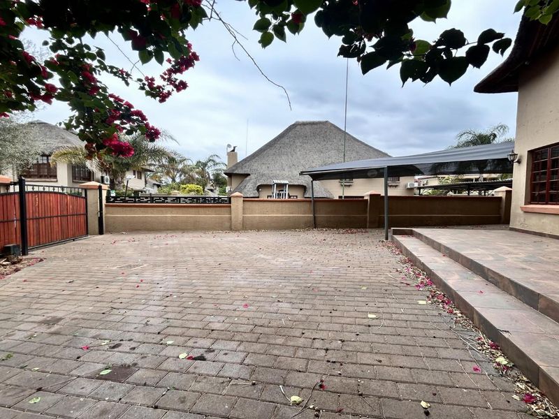 Sprawling Family Sanctuary with Pool in Prestigious Thatchaven Way - Photo 9