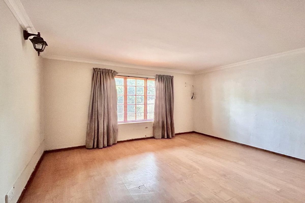 Sprawling Family Sanctuary with Pool in Prestigious Thatchaven Way - Photo 2