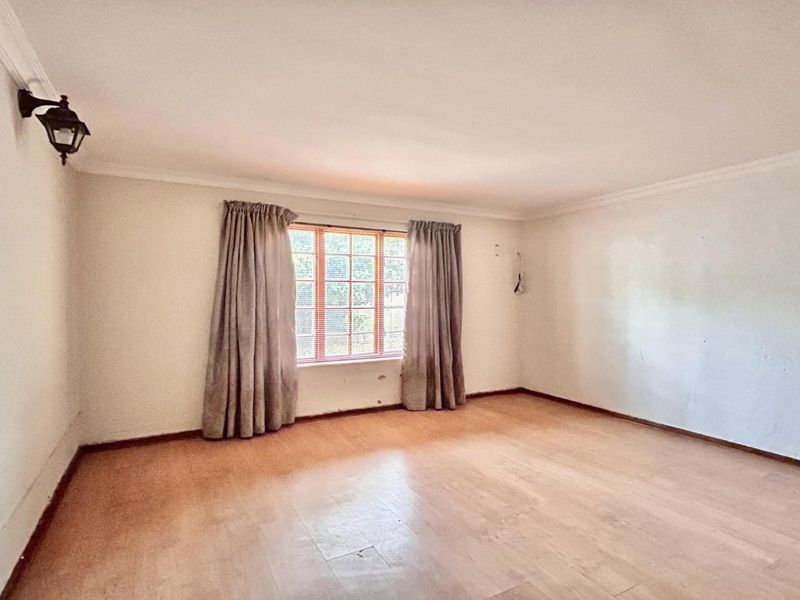 Sprawling Family Sanctuary with Pool in Prestigious Thatchaven Way - Photo 2