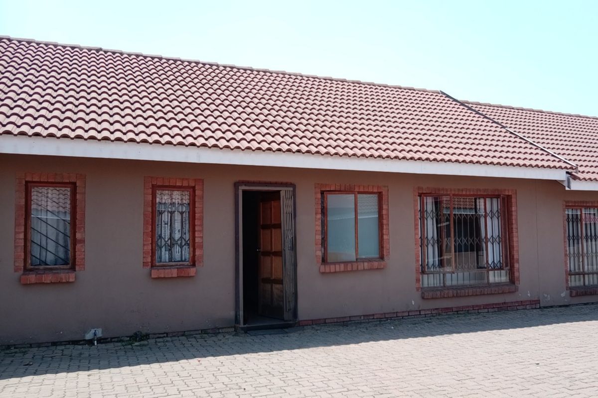 Beautiful 2 Bedroom Townhouse where Modern Comfort Meets Investment Opportunity - Photo 2