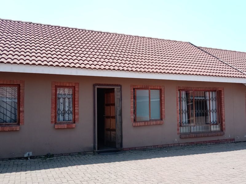 Beautiful 2 Bedroom Townhouse where Modern Comfort Meets Investment Opportunity - Photo 2