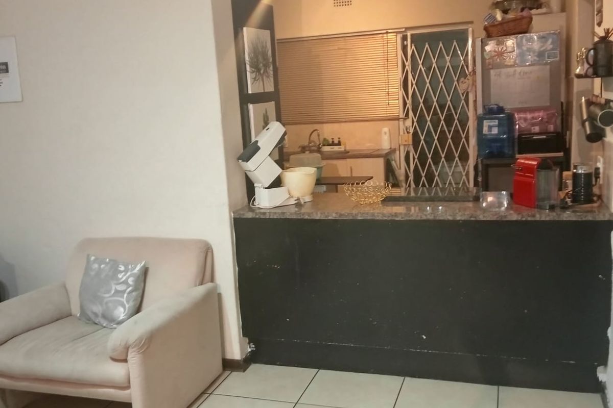 Spacious 3 Bedroom Home for Sale in Florida - Photo 5