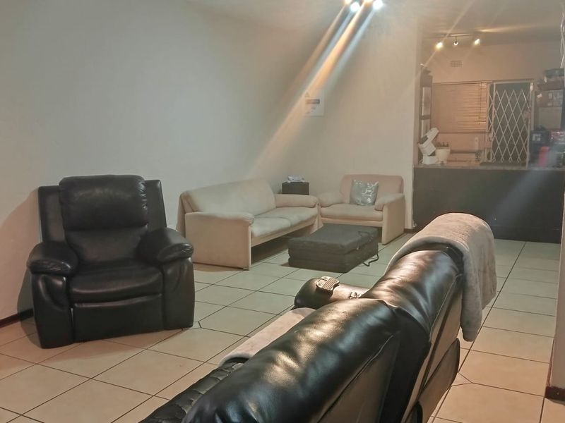 Spacious 3 Bedroom Home for Sale in Florida - Photo 8