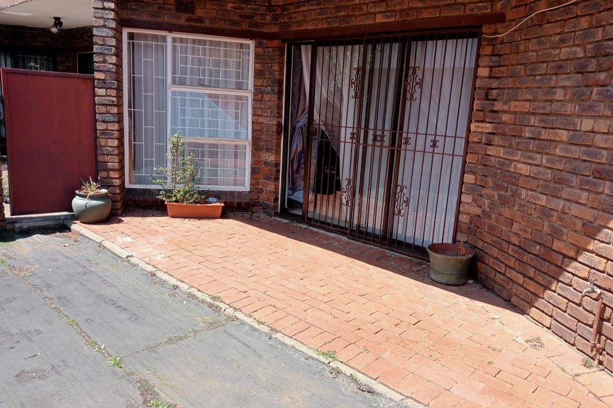 Spacious 3 Bedroom Home for Sale in Florida - Photo 2