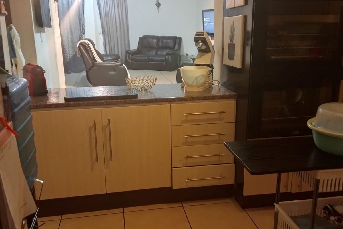 Spacious 3 Bedroom Home for Sale in Florida - Photo 4