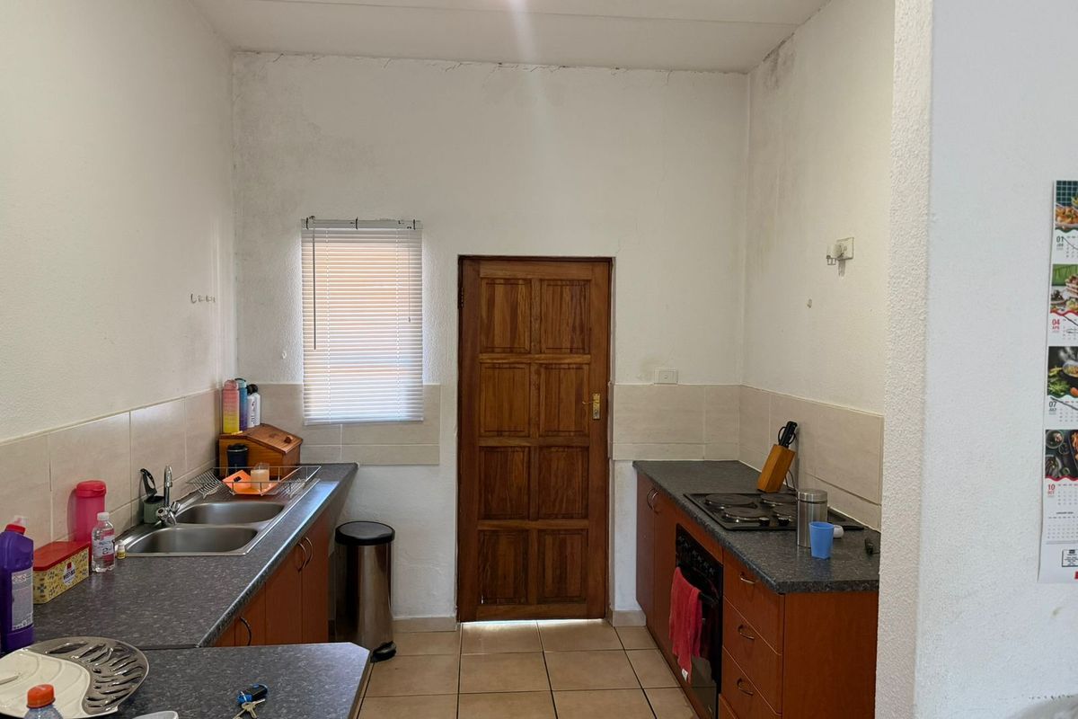 2 bedroom apartment in Florida, Roodepoort  perfect for first time buyers or investors - Photo 2