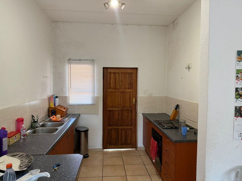 2 bedroom apartment in Florida, Roodepoort  perfect for first time buyers or investors - Photo 2