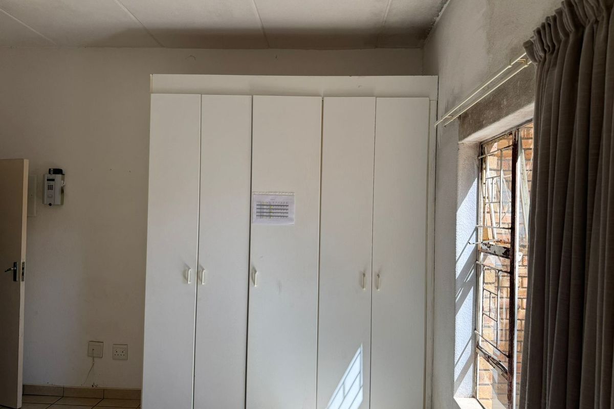 2 bedroom apartment in Florida, Roodepoort  perfect for first time buyers or investors - Photo 5