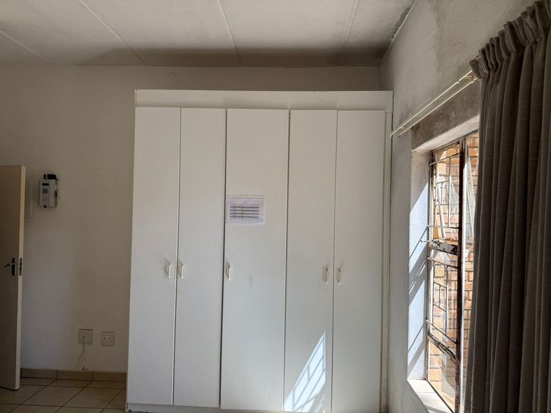 2 bedroom apartment in Florida, Roodepoort  perfect for first time buyers or investors - Photo 5