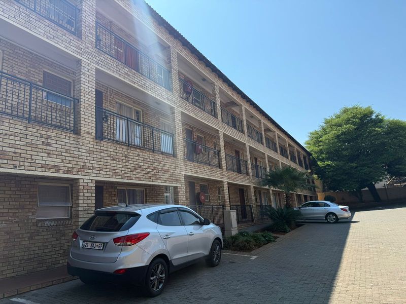2 bedroom apartment in Florida, Roodepoort  perfect for first time buyers or investors - Photo 10