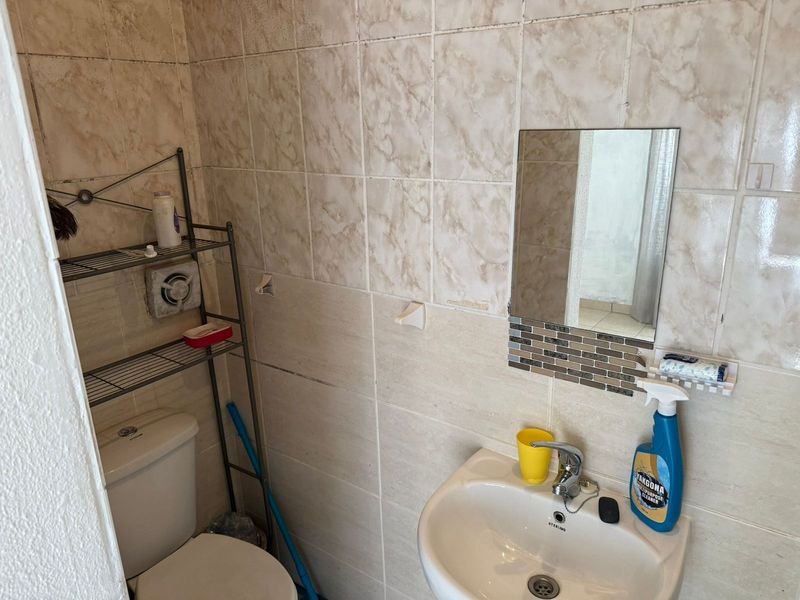 2 bedroom apartment in Florida, Roodepoort  perfect for first time buyers or investors - Photo 9