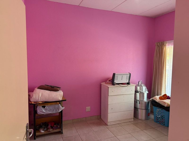 2 bedroom apartment in Florida, Roodepoort  perfect for first time buyers or investors - Photo 7