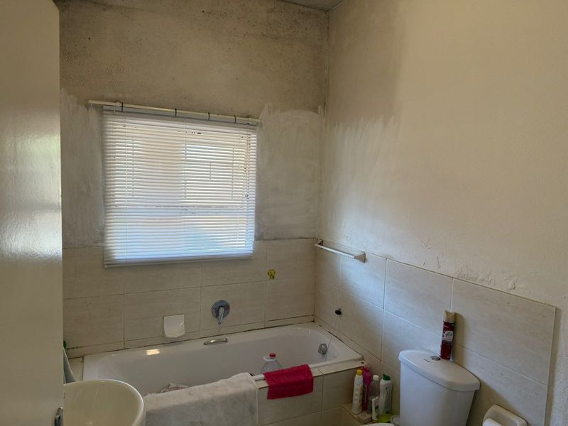 2 bedroom apartment in Florida, Roodepoort  perfect for first time buyers or investors - Photo 8