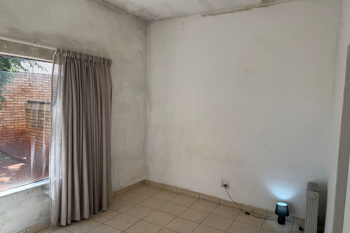 2 bedroom apartment in Florida, Roodepoort  perfect for first time buyers or investors - Photo 4